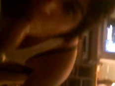 Латиноамериканская девка отсасывает и трётся красивой задницей