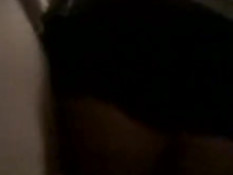 Латиноамериканская девка отсасывает и трётся красивой задницей