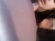 Латиноамериканская девка отсасывает и трётся красивой задницей