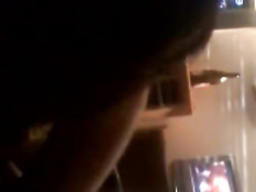 Латиноамериканская девка отсасывает и трётся красивой задницей