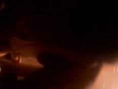 Латиноамериканская девка отсасывает и трётся красивой задницей