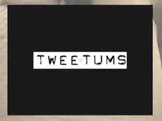 Молодая филиппинская брюнетка раздевается и отсасывает член