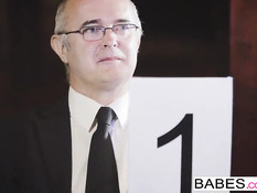 Молодая участница шоу на лучший костюм оттрахана после победы