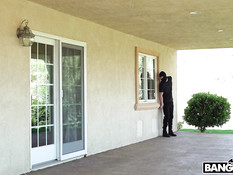 Грабитель в маске связал и оттрахал на кровати девушку Uma Jolie