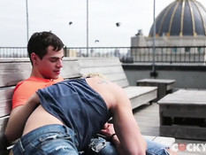 Голубые парни отсасывали на скамейке и ебались дома на кровати