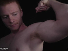 Гомосексуальный парень разделся и подрочил свой длинный пенис