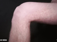 Гомосексуальный парень разделся и подрочил свой длинный пенис