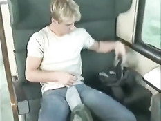 Перевозбуждённый армейский гей в поезде трахается с попутчиком