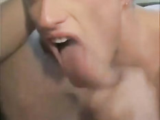 Перевозбуждённый армейский гей в поезде трахается с попутчиком