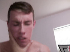 Симпатичный гей отсосал у друга член и дал отодрать себя в очко