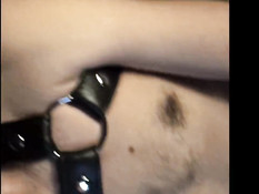 Поставил раком покорного голубого приятеля и засадил член в зад