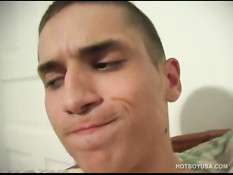 Коротко подстриженный молодой гей подрочил свой член на камеру