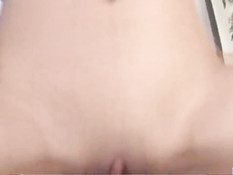 Парни довели японскую девку с бритой киской до мощного сквирта