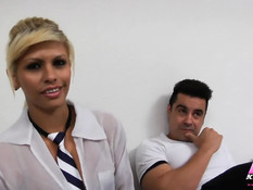 Испанский мужчина ебёт блондинку в чулках и молодую брюнетку