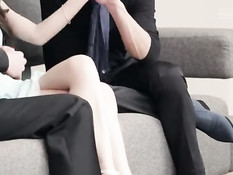 Красивая девчонка занимается любовью сразу с двумя приятелями