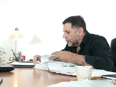 Пожилой бородатый мужчина отжарил двух красивых молодых подруг