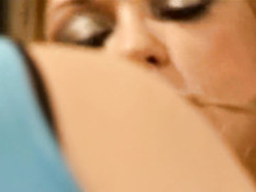 Лесби брюнетка зашла к блондинке и заставила отыметь себя страпоном