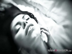 Две красивые брюнетки лесбиянки в чёрных чулках ебутся на кровати