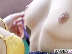 Лесбиянка Cassie Laine лижет клитор молодой брюнетке Logan Drae