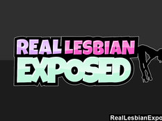 Молодые блондинка и брюнетка трутся своими письками на кровати