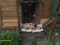 Две красивые шатенки лесбиянки раздеваются на пороге дома