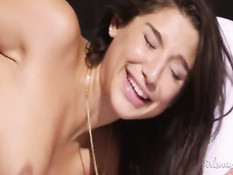 Лесбиянки делали друг дружке куннилингус и трахались со страпоном