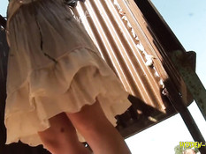 Скрытая камера сняла девок переодевающихся в пляжной кабинке