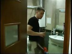 Развратная русская дама увидела парня в ванной и захотела секса