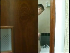 Развратная русская дама увидела парня в ванной и захотела секса