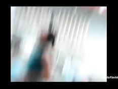 Шалава в красном платье раздевается во время похода по магазину