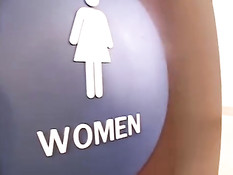 Шатенка с пирсингом носа ебётся с парнем в общественном туалете