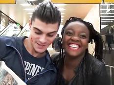 Французская мулаточка трахается с парнями в переходе и в парке