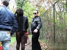 Французская мулаточка трахается с парнями в переходе и в парке