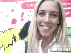 Весёлая блондинка Nesty согласилась потрахаться в центре города