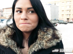 Молодая брюнетка Aida Sweet готова ебаться в самом центре города