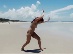 Рыжая девчонка раздевается и отдыхает на австралийском пляже