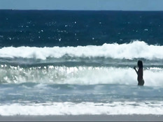 Рыжая девчонка раздевается и отдыхает на австралийском пляже