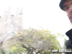 Молодая испанка занимается сексом на улице в европейском городе