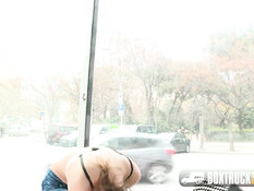 Молодая испанка занимается сексом на улице в европейском городе