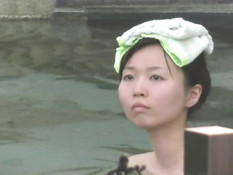 Девушки из Японии моются в бане и попадают под объектив видеокамеры