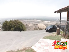 Остановил машину на обочине и дал отсосать латинке Alexis Love