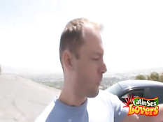 Остановил машину на обочине и дал отсосать латинке Alexis Love