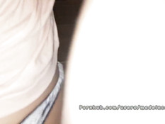 Подошёл к спящей девке с пирсингом пупка и вставил член в киску