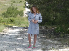 Озорная девка раздевается и мастурбирует на просёлочной дороге