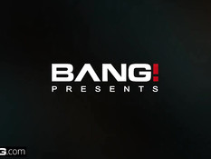 Мужчина отымел на столе худую мулатку с татуировками Honey Gold