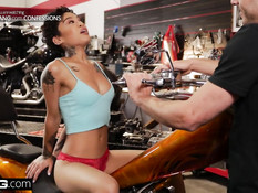 Мужчина отымел на столе худую мулатку с татуировками Honey Gold