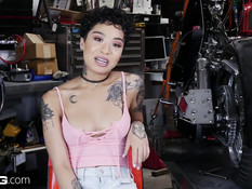 Мужчина отымел на столе худую мулатку с татуировками Honey Gold