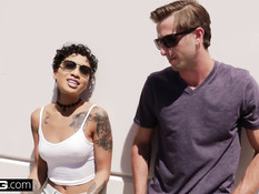 Мужчина отымел на столе худую мулатку с татуировками Honey Gold