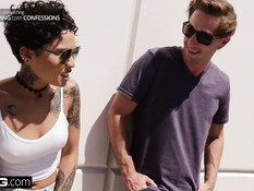 Мужчина отымел на столе худую мулатку с татуировками Honey Gold