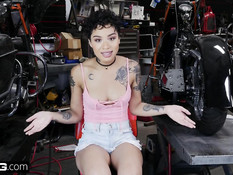 Мужчина отымел на столе худую мулатку с татуировками Honey Gold